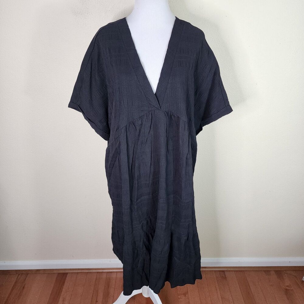 Amazon Women's Black V Neck Short Sleeve Textured Shift Dress Size 4XL